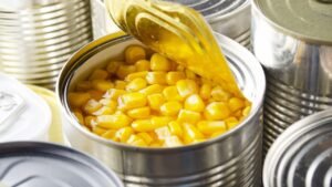Sem abridor em casa? Veja truque fácil para abrir suas latas