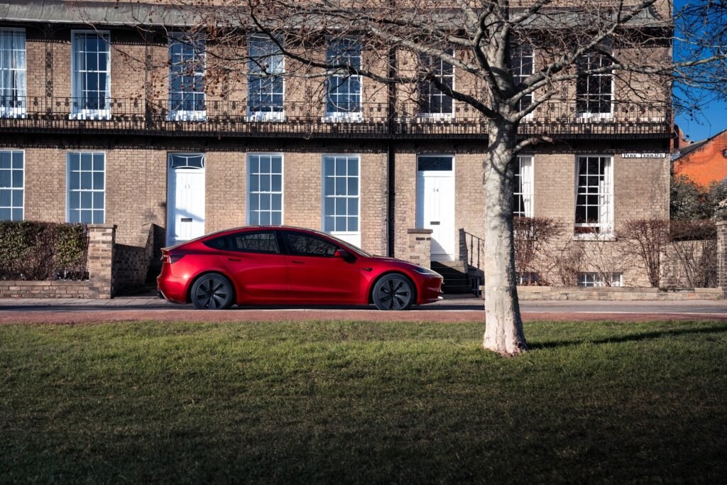 Tesla anuncia recall de quase 219 mil carros por falha na câmera de ré