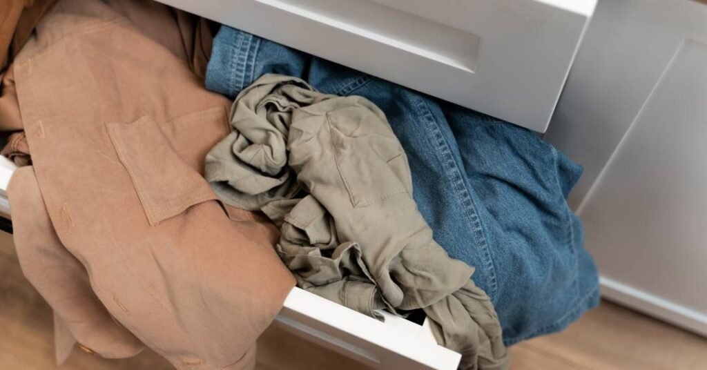Mofo no guarda-roupa: dicas essenciais para prevenir no outono