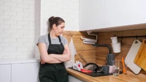 Odeia lavar louça no frio? Estas dicas podem facilitar sua rotina