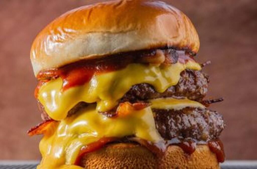 Hambúrguer caseiro sai mais barato e fica pronto em poucos minutos