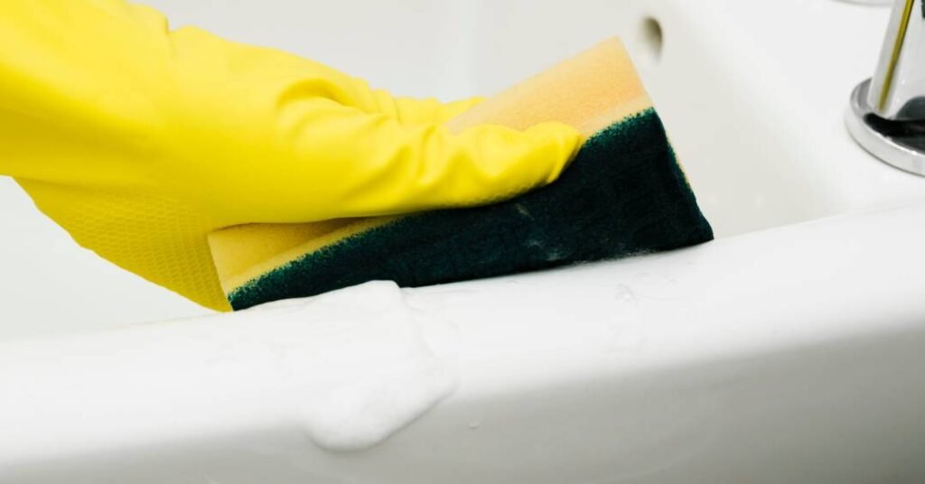 Limpeza de banheiro: dicas essenciais para vaso, box e piso brilhando