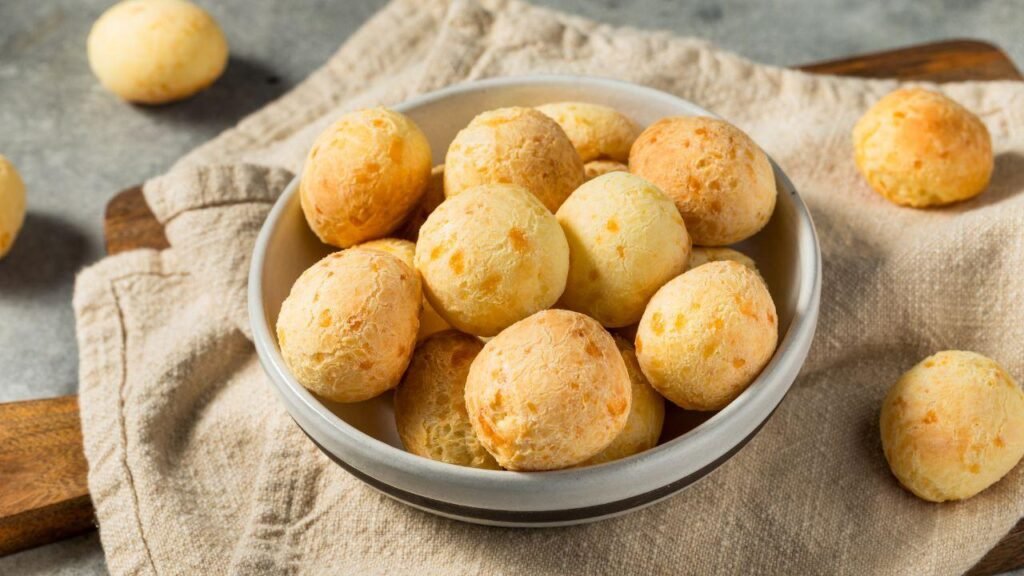 Como fazer pão de queijo crocante por fora e macio por dentro
