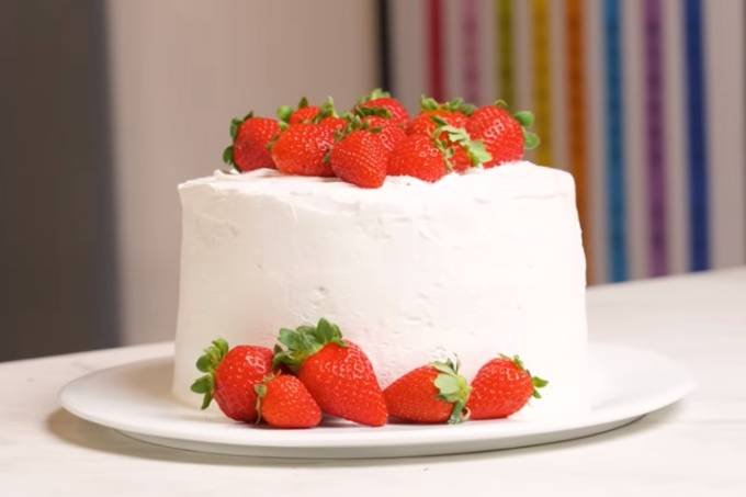 Receita: surpreenda no Dia das Mães com esse bolo de chocolate com morango