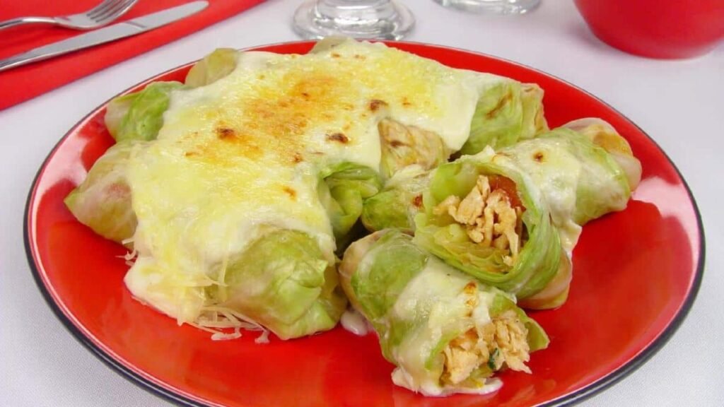 Rolinho de repolho gratinado com molho de queijos cremoso