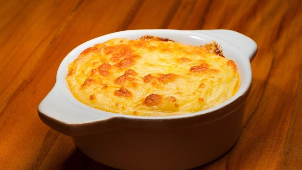 Suflê 3 queijos: receita com catupiry, ricota e muçarela
