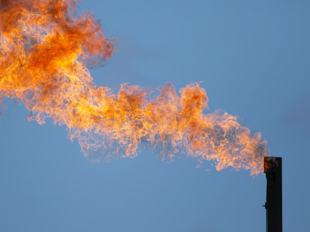 OPEP+ aprova novo aumento na produção de petróleo em meio à crise no Oriente Médio