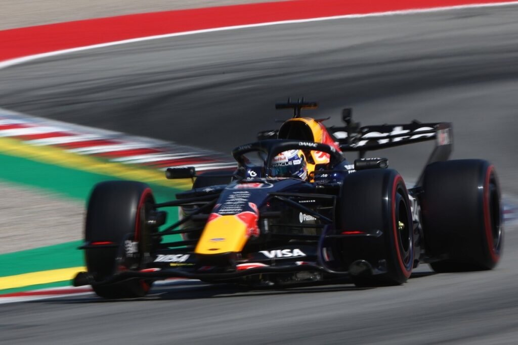 Verstappen comemora P5 no grid de Barcelona