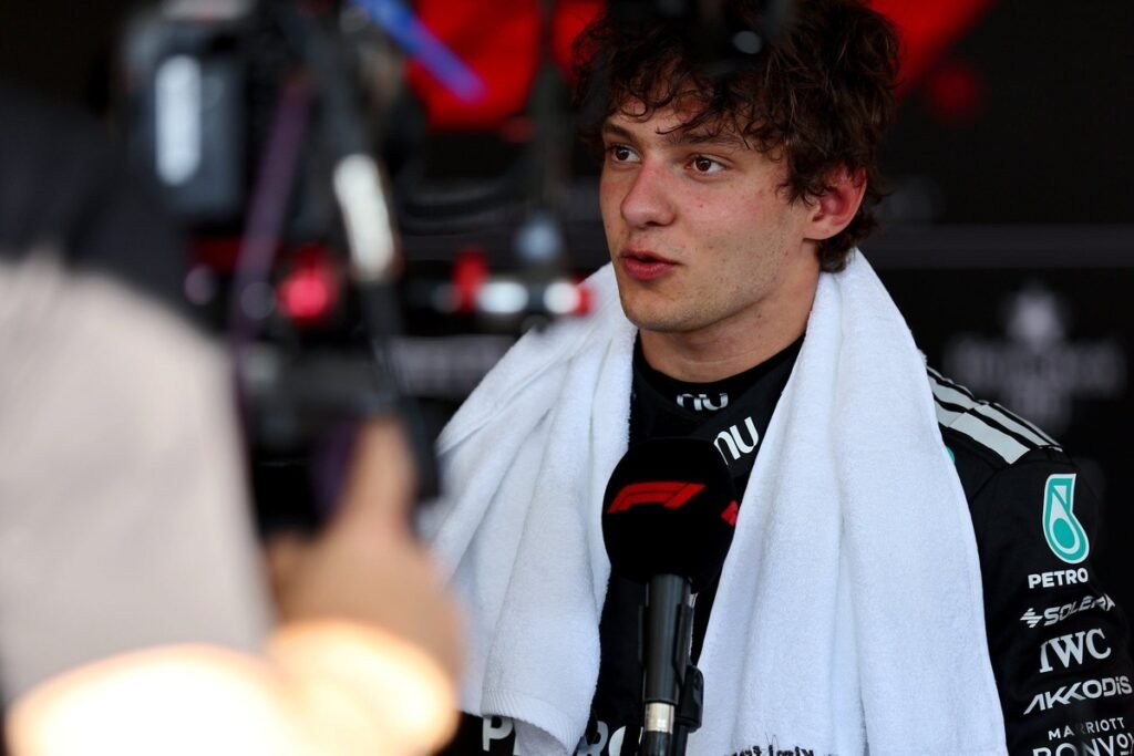 "Agressivo até demais", diz Antonelli sobre pilotagem em GP