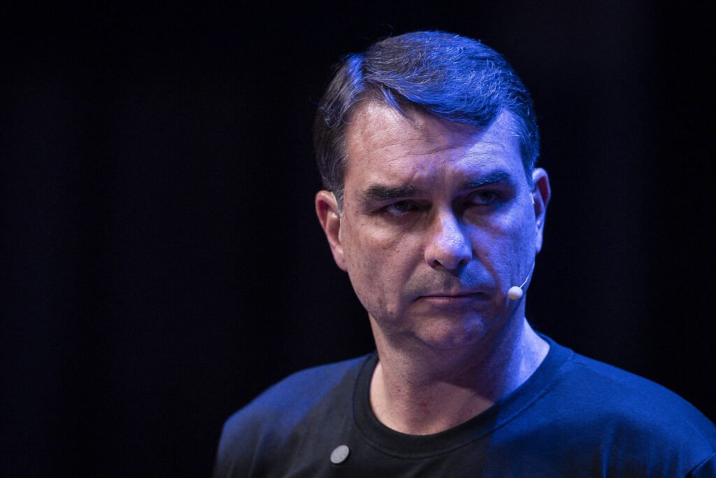 Flávio não deve mexer na reforma da Previdência se eleito - 19/06/2026 - Economia
