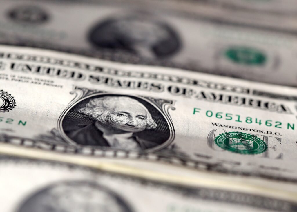 Dólar abre em queda, com novos ataques entre Israel e Irã no radar