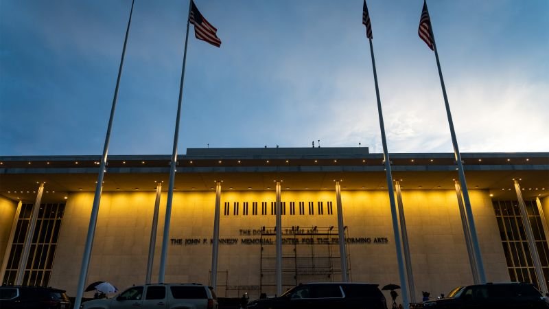 Kennedy Center enfrentando dificuldades financeiras, escolhas difíceis – e um juiz que quer que ele permaneça aberto
