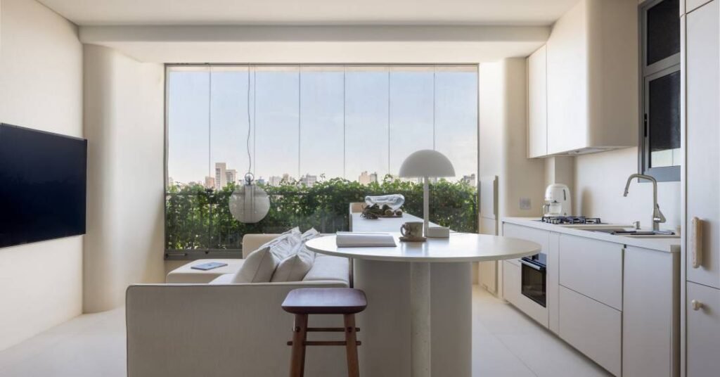 Apartamento de 85 m² em estilo minimalista tem linhas curvas e superfícies em pedra