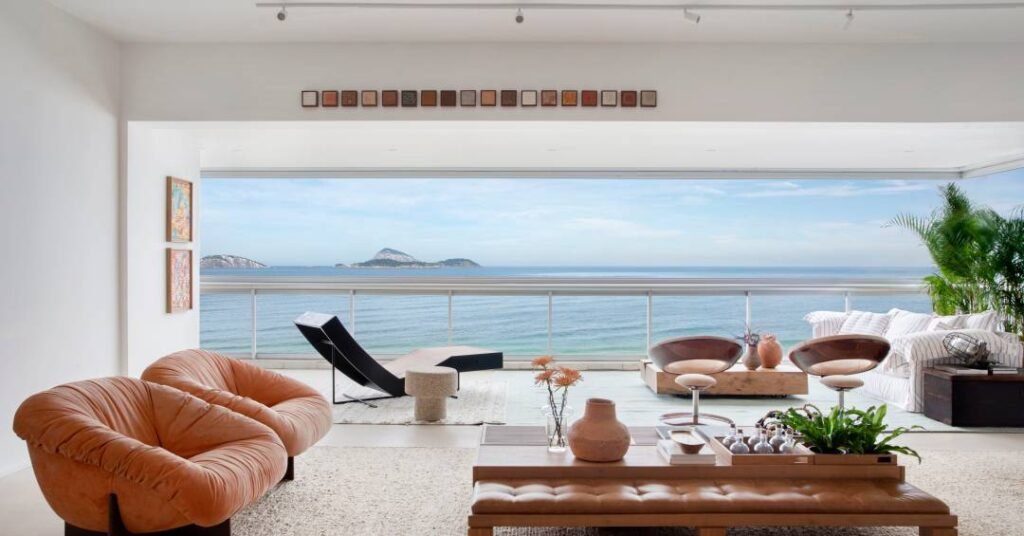 Apartamento em Ipanema com vista para o mar tem decoração que traduz a leveza praiana