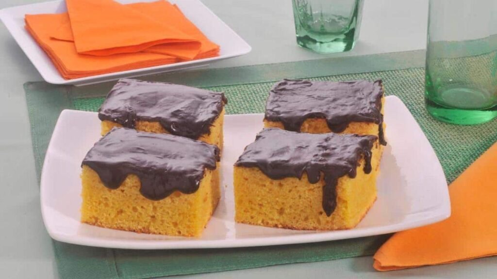 bolo gelado de cenoura com cobertura de chocolate