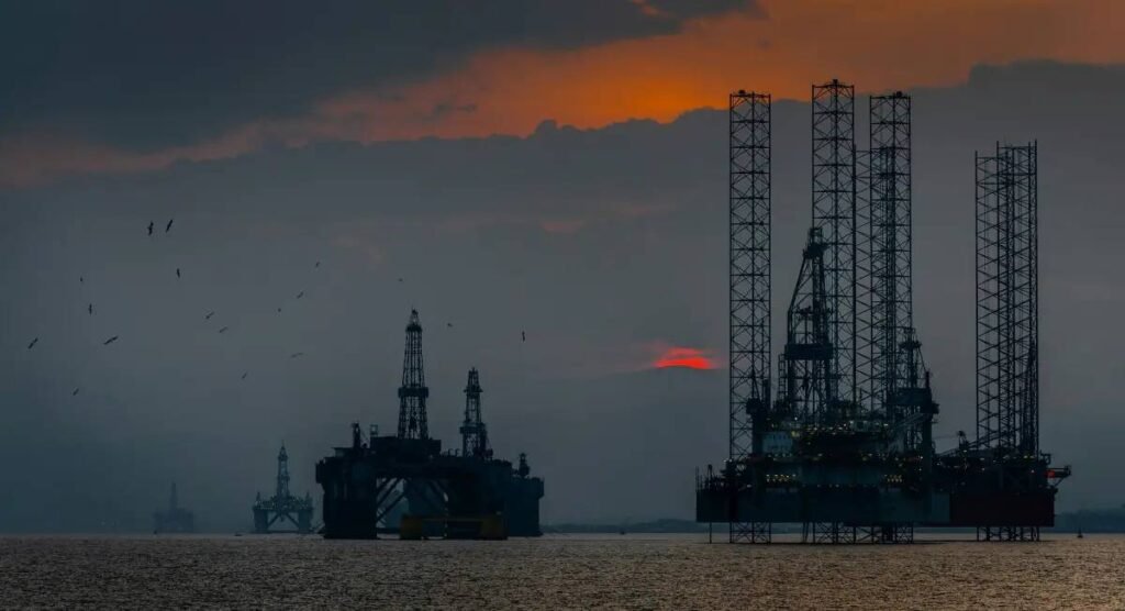 Opep+ aumenta produção, mas Ormuz pode frustrar alívio nos preços