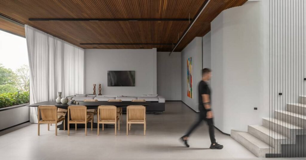 Casa brutalista tem fachada em concreto e interiores repletos de design