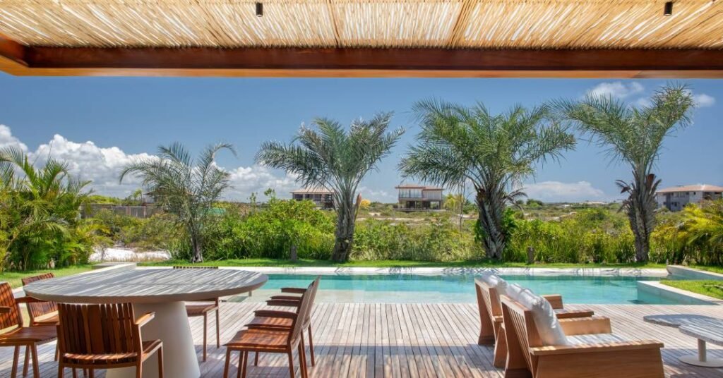 Casa na praia do forte na Bahia tem móveis em junco, rattan, palha, juta e tramas artesanais