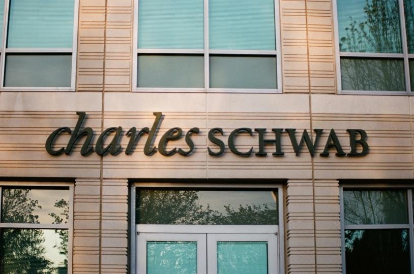 Schwab se juntará à corrida dos mercados de previsão com opções baseadas em eventos do S&P 500: WSJ