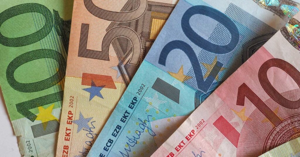 Onde comprar euro mais barato? Veja ranking de contas globais 2026