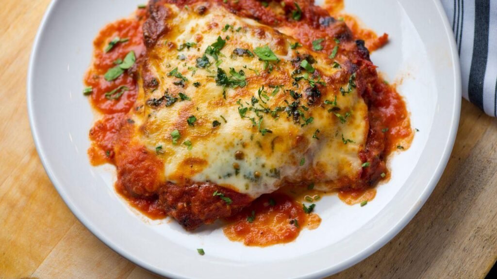Frango à parmegiana perfeito: crocante por fora e suculento por dentro