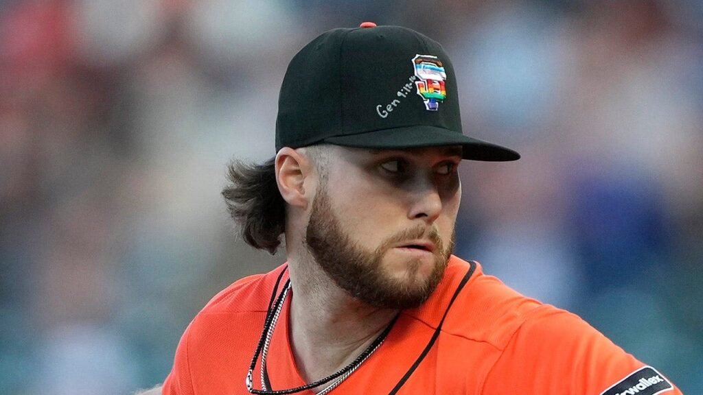 Emocional locutor da MLB tem um ataque de arremessadores usando versículos bíblicos em chapéus durante a Noite do Orgulho