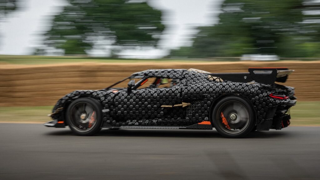 Carro feito Lego em tamanho real atinge 111 km/h e quebra recorde