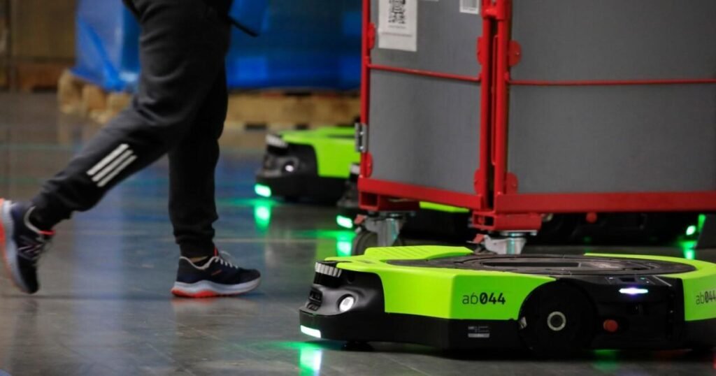 Amazon desenvolve um robô de armazém com o qual os trabalhadores podem conversar