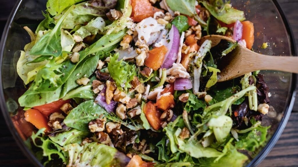Salada sem graça nunca mais! Veja técnicas para temperar melhor as folhas
