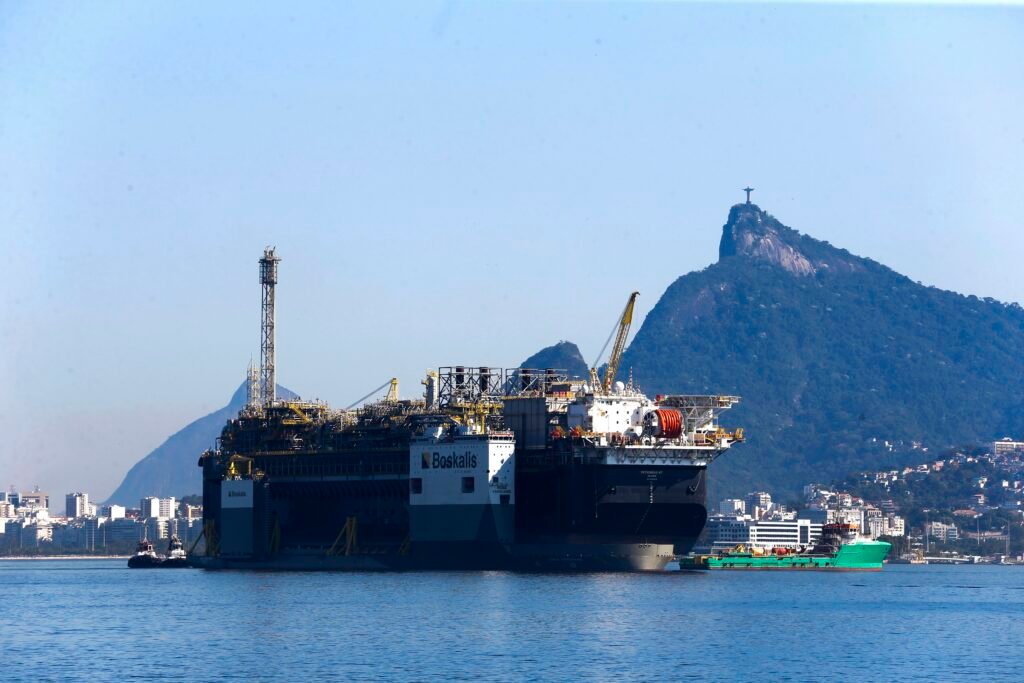 Petróleo: saiba como a crise no Estreito de Ormuz beneficia os negócios do Brasil