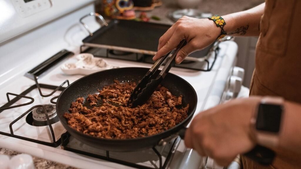 Truques infalíveis para evitar que alimentos grudem na panela