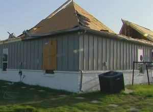 Tornados deixam rastro de destruição no norte do Texas à medida que mais tempestades se aproximam