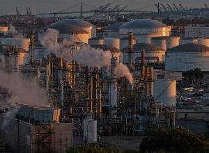 Preços do petróleo caem abaixo de US$ 95 depois que Trump concorda com cessar-fogo com o Irã