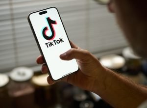 UE vai reprimir TikTok e 'design viciante' do Instagram que fisgam crianças
