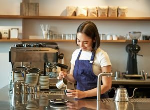 Jovens com diploma em lojas e bares: o que está por trás do cenário