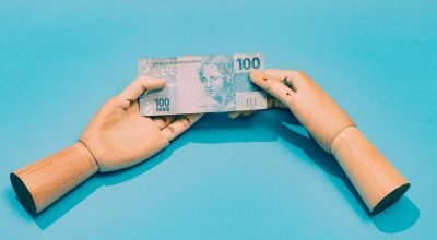 Famílias comprometem quase 30% da renda com dívidas - 21/03/2026 - Economia