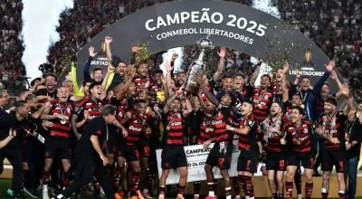 Famílias se juntam à multidão para festejar título do Flamengo no RJ