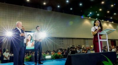 Lula entrega carteiras de docente a professores do Ceará