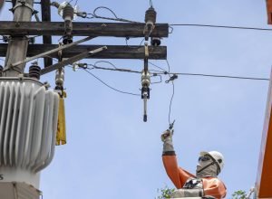 Aneel aprova reajuste na conta de luz para nove estados - 22/04/2026 - Economia