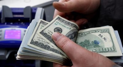 Dólar abre em queda com foco em dados americanos e negociações entre EUA e Irã