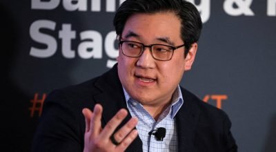 Analista demitida por sono fecha acordo com banco de NY - 22/02/2026 - Economia