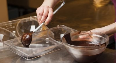 Como derreter chocolate para ovo de Páscoa: veja 3 formas simples
