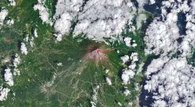 Lava flui por Mayon - NASA