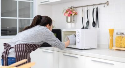 O segredo do limão para limpar o micro-ondas sem esfregar
