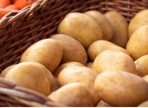 O motivo de você nunca dever guardar batatas com cebolas