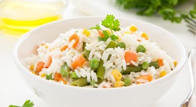 Arroz com presunto e legumes: um jantar simples que abraça
