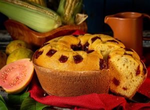 bolo de fubá com goiabada com toque caseiro irresistível