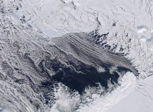 Mar de Barents ligado ao baixo gelo marinho do Ártico