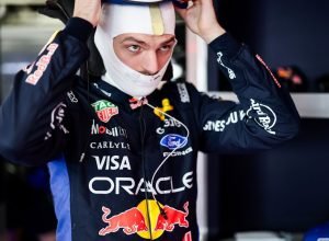 Red Bull sorteia réplica autografada do macacão de Verstappen