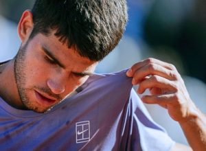 Carlos Alcaraz desiste do Barcelona Open devido a lesão no pulso